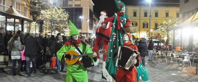  Trampolieri e concerti gospel per la luminaria del decennio