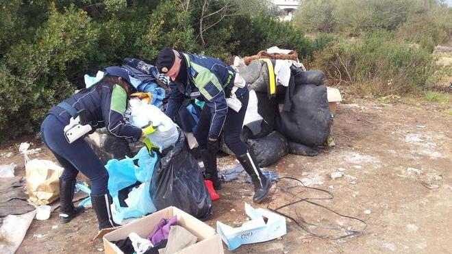 Aiuti gettati via, denunciata una coppia