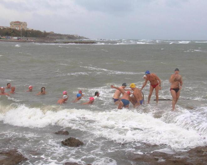 Sfidano onde e scirocco per festeggiare il Natale con un tuffo 