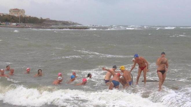 Sfidano onde e scirocco per festeggiare il Natale con un tuffo