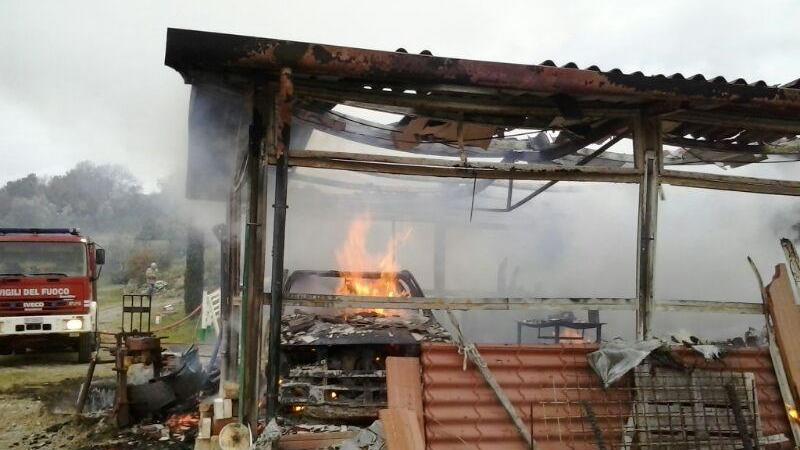 Fiamme in un capannone a Pomarance, distrutti trattori e auto