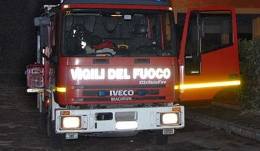 Incendio distrugge annesso agricolo, salvati i cani custoditi all'interno 