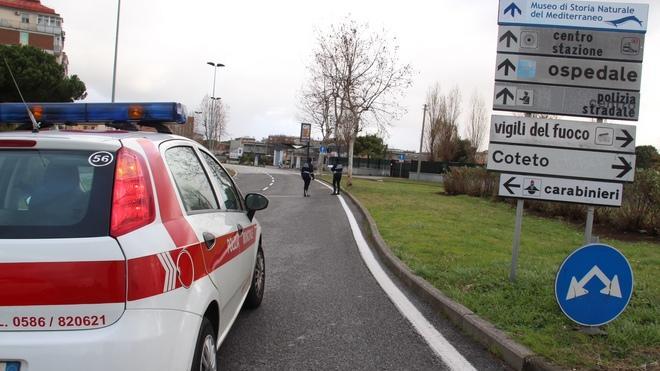 Auto contro un albero, paura per una donna