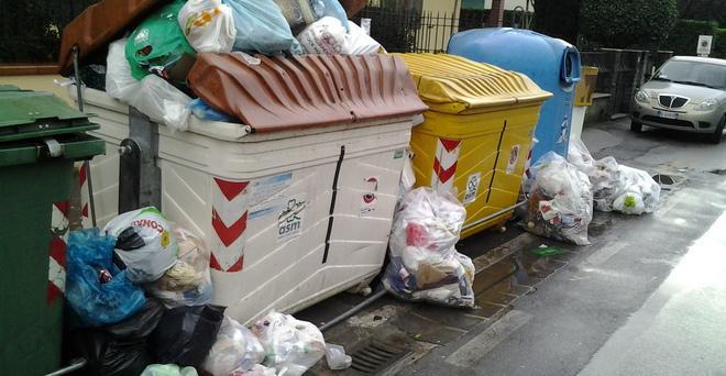 Una discarica davanti a casa a Prato anche il giorno di Santo Stefano 