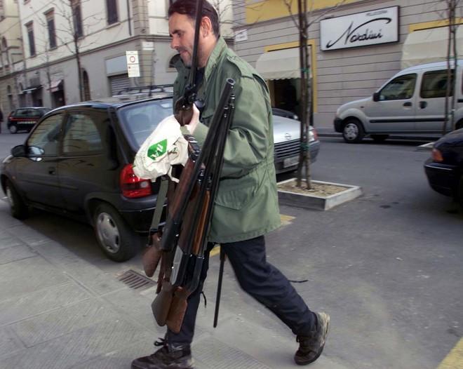 Recuperati 3 fucili e una pistola rubati da una casa a Filettole 
