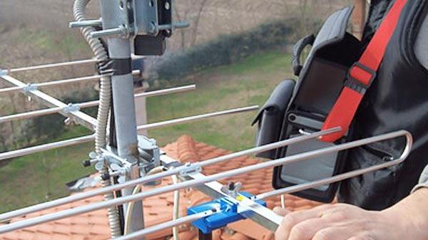 Va sul tetto per riparare l’antenna della televisione e viene scambiato per un ladro