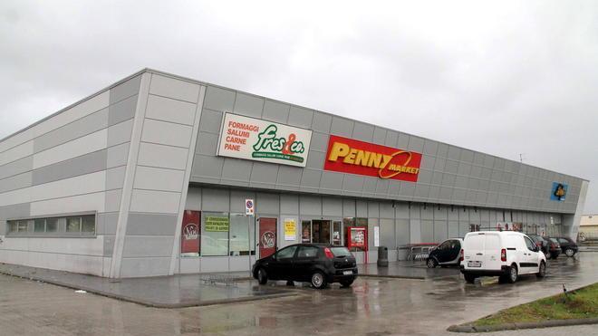 Ladri armati di mazza tentano l’assalto notturno al Penny