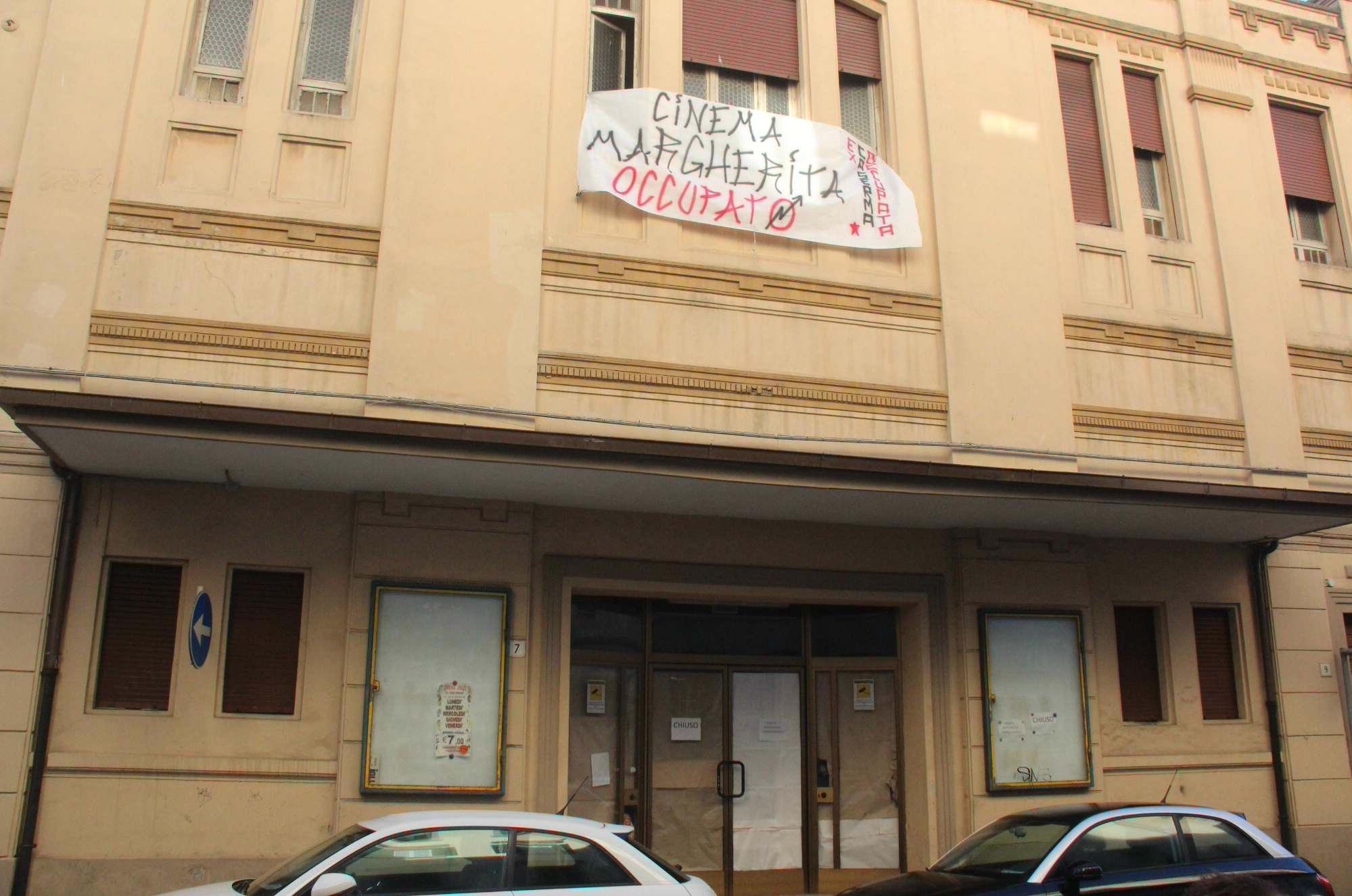 Il collettivo dell’ex Caserma occupa il cinema Jolly: basta centri commerciali 