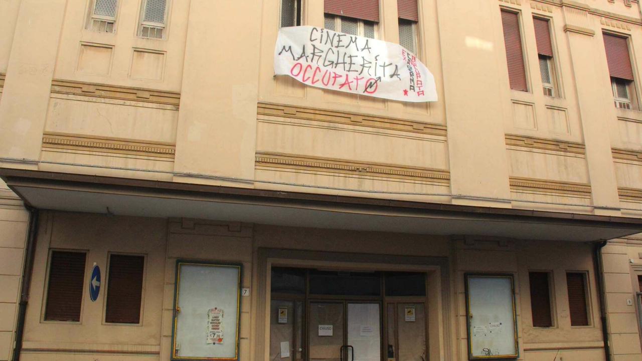 Il collettivo dell’ex Caserma occupa il cinema Jolly: basta centri commerciali