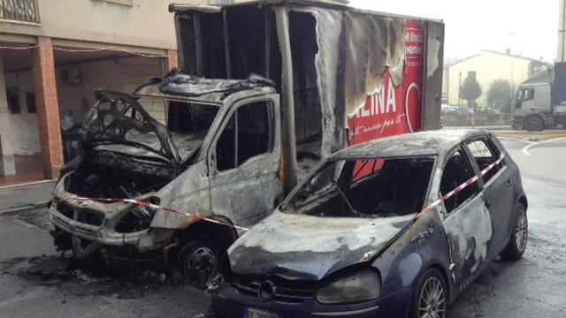 Notte di fuoco: bruciati sei veicoli e una soffitta
