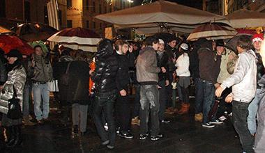 Sviene dopo tre drink, le amiche la abbandonano 