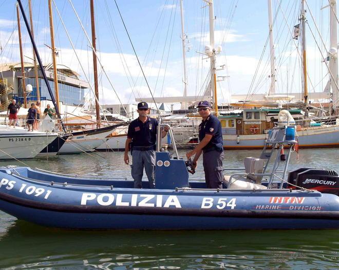 Prova a derubarla sul traghetto: denunciato 