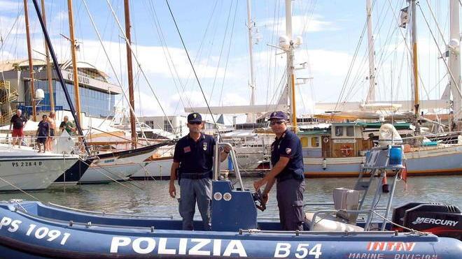 Prova a derubarla sul traghetto: denunciato