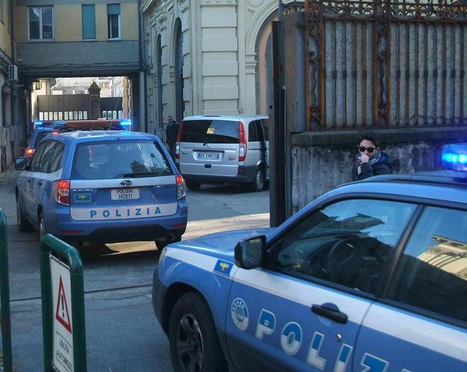 Vessate e picchiate dai genitori, sos di due sorelle 