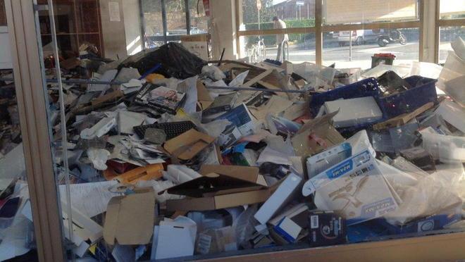 Negozio ridotto a discarica: la rivolta di via Battelli 
