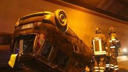Auto si ribalta nella galleria di Montenero, polemiche sulla sicurezza