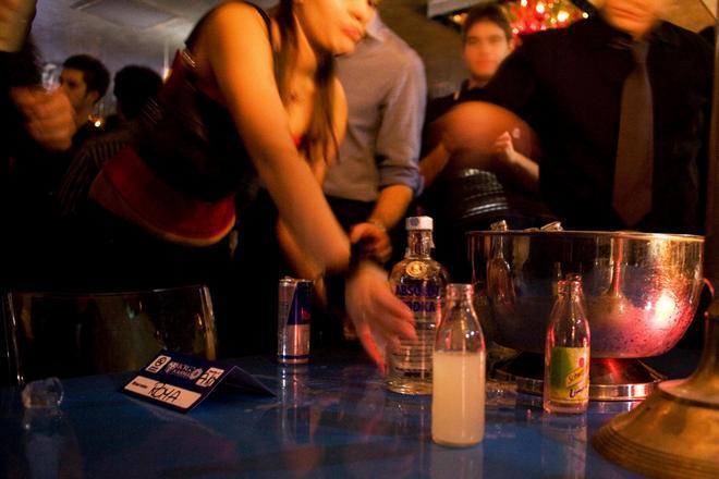 Vodka da quaranta gradi servita al tavolo dei minorenni 