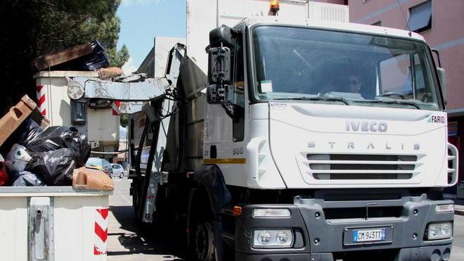 In fiamme un camion dell’Asm