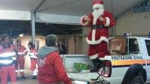 Babbo Natale arriva a bordo di un pickup