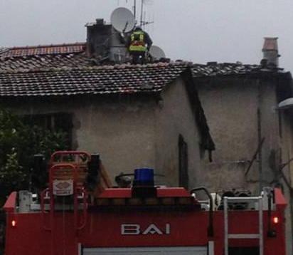 Incendio in un appartamento paura per due anziani