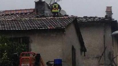 Incendio in un appartamento paura per due anziani