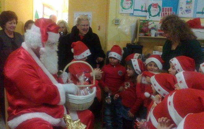 Babbo Natale tra i bimbi dell’asilo 