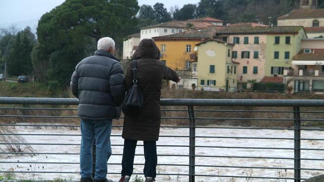 Alberi abbattuti dal forte vento torna la neve in Alta Garfagnana