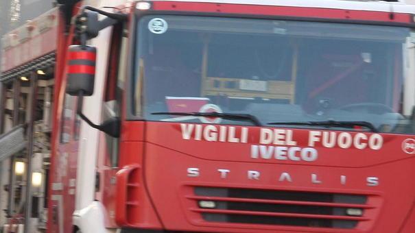 Incastrato sotto l’auto in bilico sul burrone: salvato
