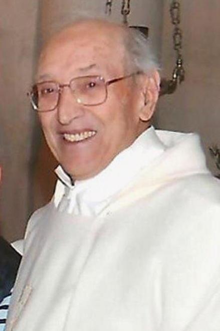 L’addio a don Mario Menconi, sacerdote e prof