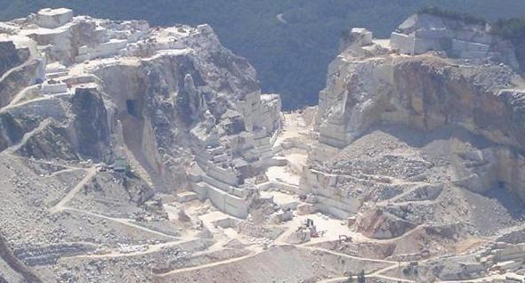 «Marmo e mare per rilanciare la città» 