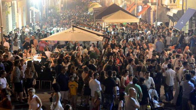 I residenti del centro storico: «Basta con la movida alcolica» 