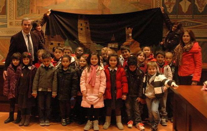 Un maxi collage di stoffa tra i regali per il sindaco