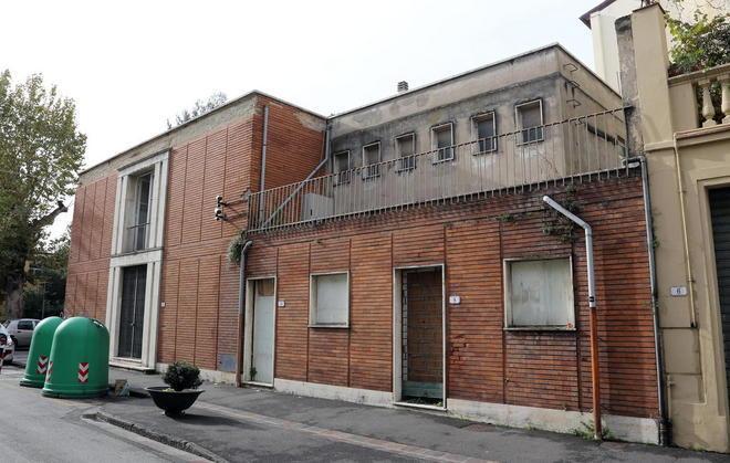 Si sta riempiendo il palazzo in via Rosselli 