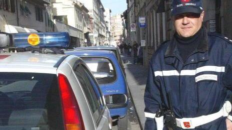 Controlli dei vigili sui parcheggi riservati ai disabili