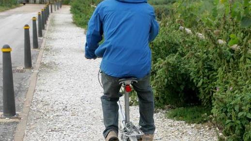 Ci sono anche le luci sulla pista ciclabile che corre lungo l’Arno