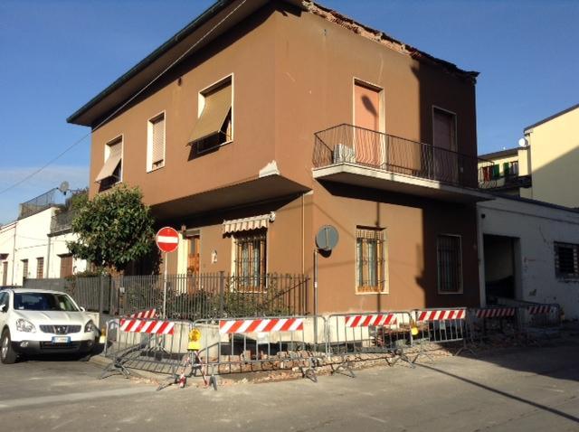 Si stacca l’intonaco da un palazzo e piomba sul marciapiede 