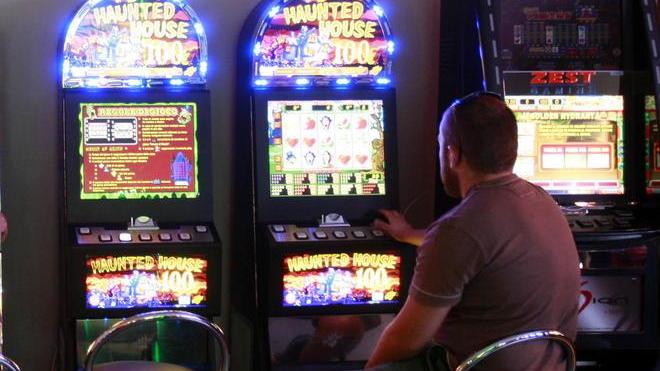 Niente contributi del Comune ai circoli con le slot machines