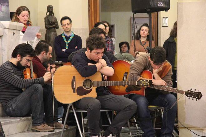 Gli amici suonano al funerale del chitarrista morto a trent’anni 