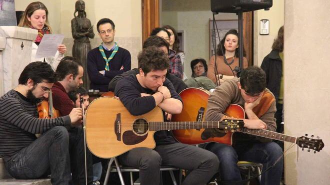 Gli amici suonano al funerale del chitarrista morto a trent’anni