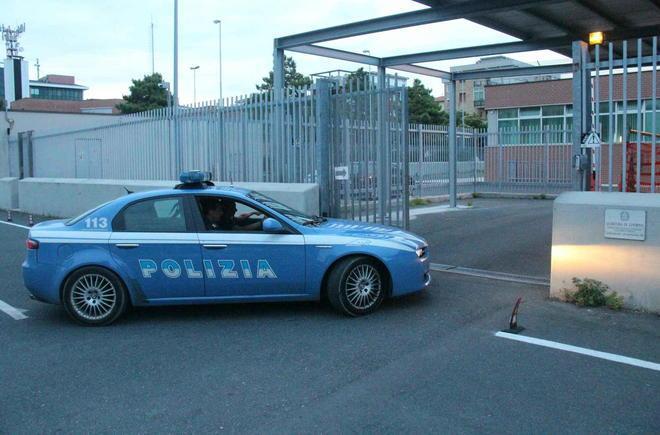 Vede gli agenti e inizia a distruggere bustine di cellophane 