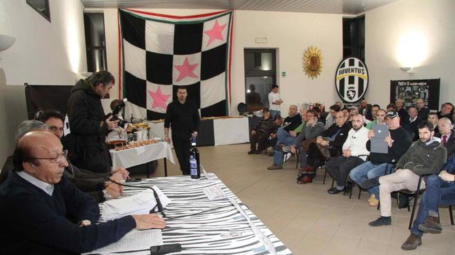 Luciano Moggi accolto come un eroe allo Juventus Club
