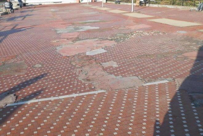Terrazza a mare disastrata con quelle mattonelle rotte