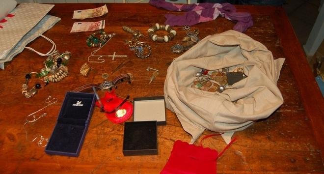 Ladri a casa di un ristoratore ma fuori li attende la polizia 