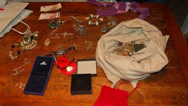 Ladri a casa di un ristoratore ma fuori li attende la polizia