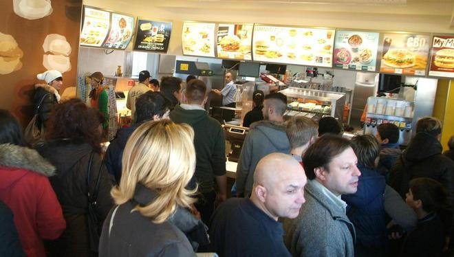 Assalto di giovani all’apertura del McDonald’s a Lammari 