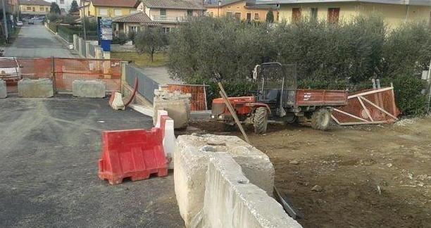 Via dei Bocchi chiusa, sale la protesta 