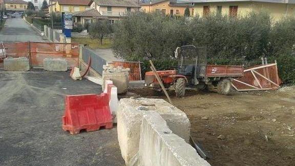 Via dei Bocchi chiusa, sale la protesta