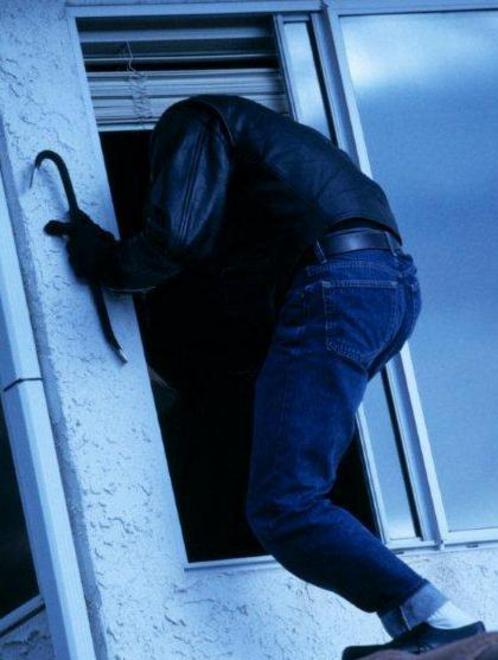 Mentre sono in chiesa i ladri rubano in casa