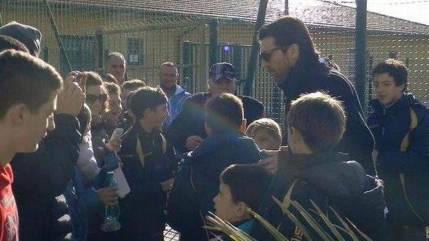 Buffon fra i ragazzi del centro di Fossone