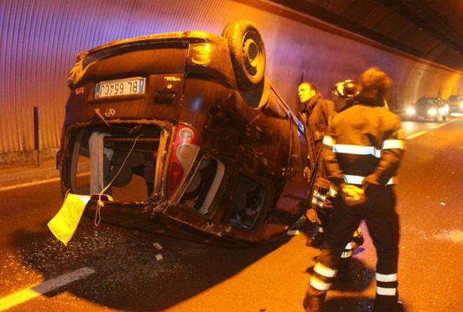 Montenero, auto si ribalta in galleria illeso il conducente